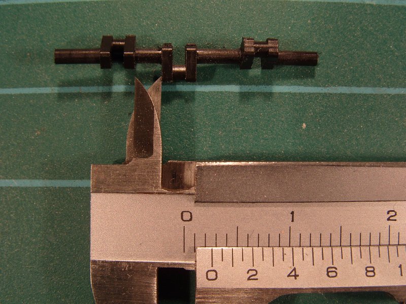 S1050388.JPG - The distance between cranks 2 and 3 is 2.7 mm. Here you see the crankshaft from the outside (cab is left, boiler right)